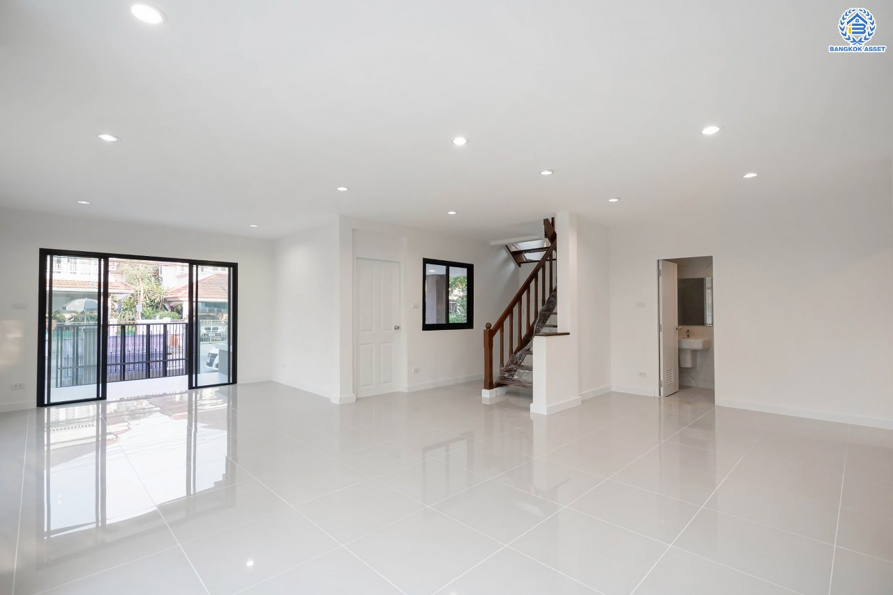 บ้านมือสองตกแต่งใหม่ โครงการ ชวนชื่น ปิ่นเกล้า บนเนื้อที่ 76.9 ตร.ว. พื้นที่ใช้สอยมากถึง 212.5 ตร.ม. ฟังก์ชันจัดเต็ม 3 ห้องนอน 3 ห้องน้ำ จอดรถได้ถึง 2 คัน พร้อมทั้งเปลี่ยนระบบสุขาภิบาลให้ใหม่ พร้อมเข้าอยู่ทันที บนทำเลศักยภาพ เชื่อมต่อหลายเส้นทาง ใกล้จุดขึ้นทางด่วน "ศรีรัช" และรถไฟฟ้าสายสีแดง "สถานีตลิ่งชัน"